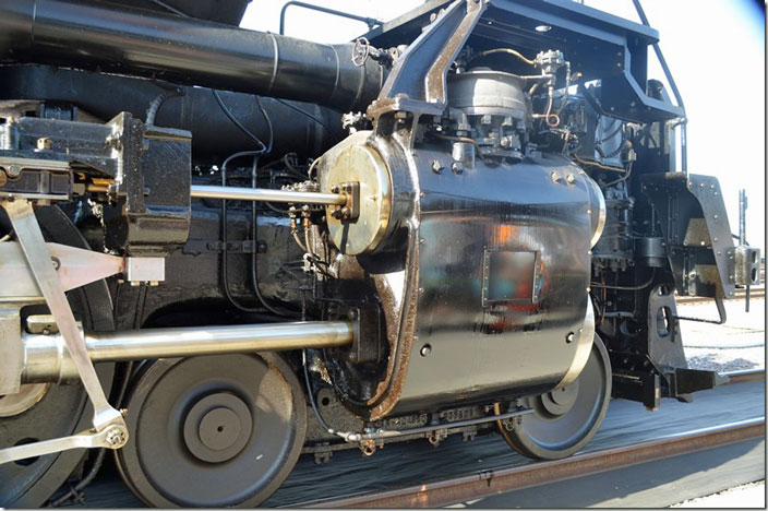 Front right cylinder. Big steam delivery pipe on top; exhaust pipe below. Lubrication lines are on top, bottom, front, back and on each valve bushing. The long piston rods had to be lubricated continuously. UP 4014.