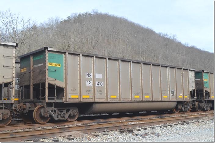 NS gon 12410 is ex-TILX 43445. Its load limit is 244,300 lbs, 4402 cubic feet and was built by Trinity 03-2008. Naugatuck WV.