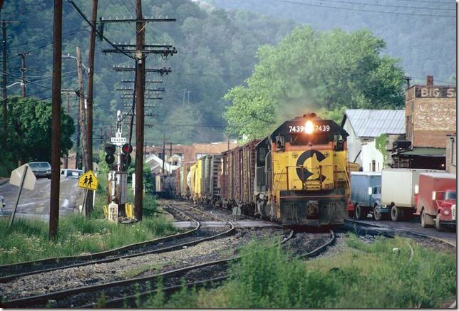 C&O 7439 on e/b #192 at Pikeville. That’s the “team track” on the right. 05-1978. Big Sandy SD.