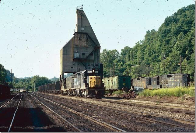 C&O 7431-5750 w/b passing through Paintsville Yard in 06-1978. The main line was later re-routed around the east side next to the river. Big Sandy SD.