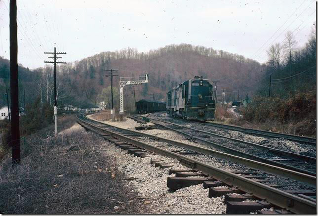 C&O 6155 w/b shifter at Van Lear Jct. on 03-1977. Millers Creek SD to Van Lear (and Butcher Hollow of Loretta Lynn fame) on left. This is double track territory, and there is a small tipple around the curve. Big Sandy SD.