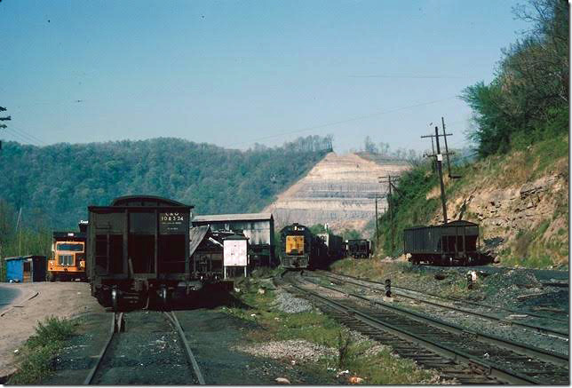 C&O 7428-5769-5904 on w/b #97 at east end of Pikeville passing siding. The railroad, 4-lane highway, and river now go through the massive cut in the background. That’s Citation Coal Co. Pikeville 2 tipple. 04-1976. Big Sandy SD.