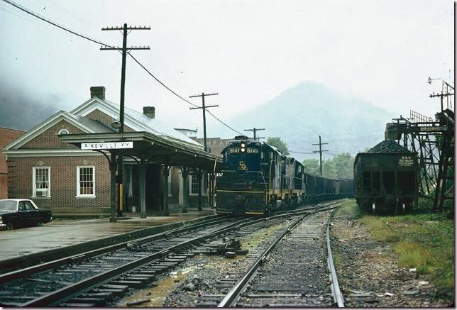 C&O 6141-5890 on w/b 100-car coal drag passing Pikeville depot. 09-1976. Circle C Coal Co. Sowards tipple on right. Big Sandy SD.
