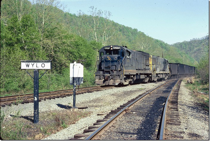 U30B 8205 with U25B 8102 pass Wylo with an eastbound “N&W Shifter”. The Elk Creek SD diverges toward us. After being inactive for many years, Ramco Coal is building a new loadout on Elk Creek. 04-30-1978. C&O Logan, Buffalo, IC SD.