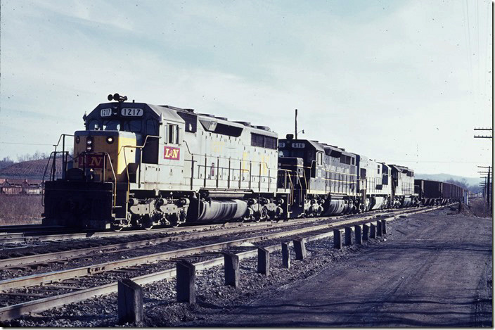 An empty hopper train arrives from the south behind SD40 1217 with SCL 616-L&N 1486-SCL 615. 02-04-1973. L&N. Corbin KY.