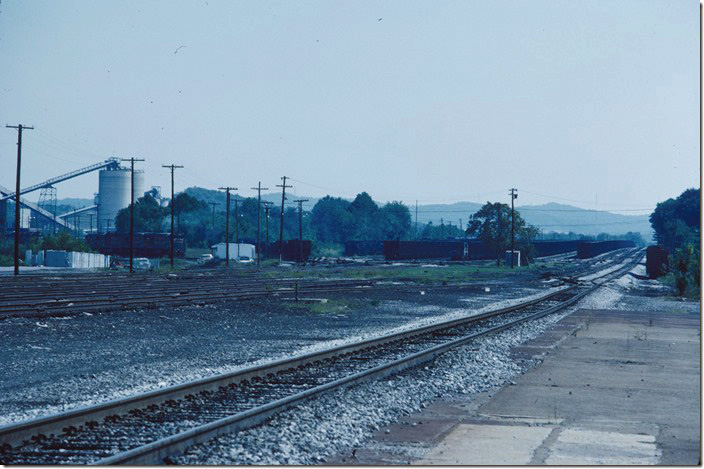 View from the former station platform looking south at the north end of West Yard. The engines are coming off the north leg of the wye to the Cumberland Valley Sub. U. S. Steel’s preparation plant is in the background. 08-30-1983. L&N. Corbin KY.