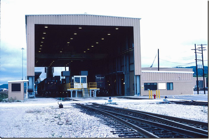 The south end of the service building with 3303. An efficient set up with a roof and connected office! 10-03-1987. L&N Corbin KY.