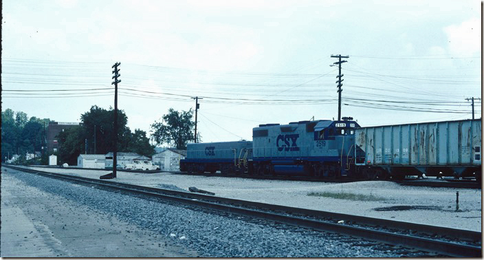 CSX 2519-1021 switch at the north end of the yard. Those URDX (ex-Rock Island) hoppers were used on Lynch shuttle trains. CSX Corbin KY.