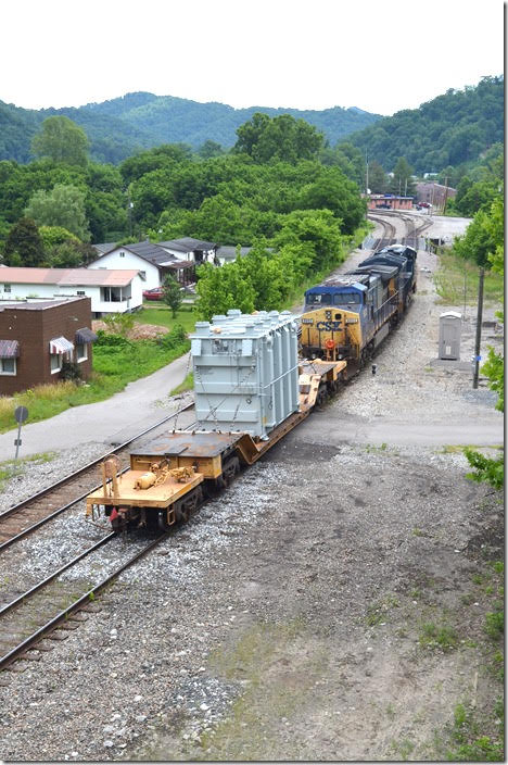 W799-08 arrives Shelby on the switching lead. CSX 3284-9002. Shelby KY.