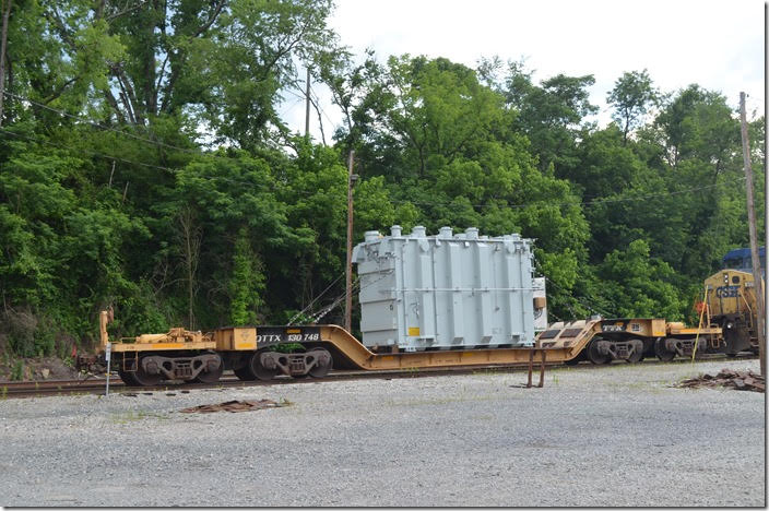 W799-08 spots the transformer on the ready track for unloading. No problem here as engines are rarely put here anymore. QTTX flat 130748. Shelby KY.