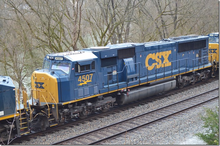 SD70MACs are rare these days. CSX 4507. FO Cabin KY.