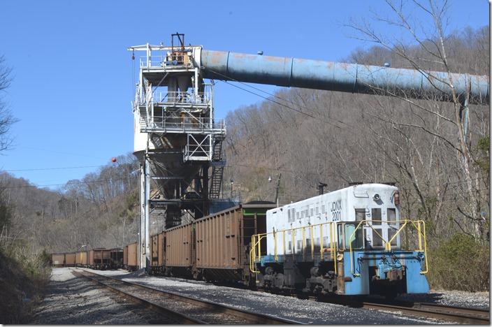 This train is loading at Excel Mining’s Scotts Branch mine on the Coal Run SD. 03-16-2019. JDNX 2001. Scotts Branch Mine KY.