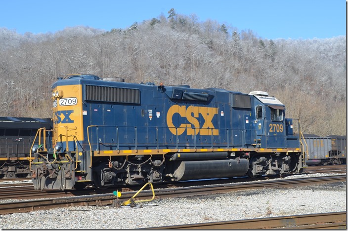 CSX GP38-2 2709 looks to be equipped with an air conditioning unit on the cab roof. Shelby KY. 12-11-2018.