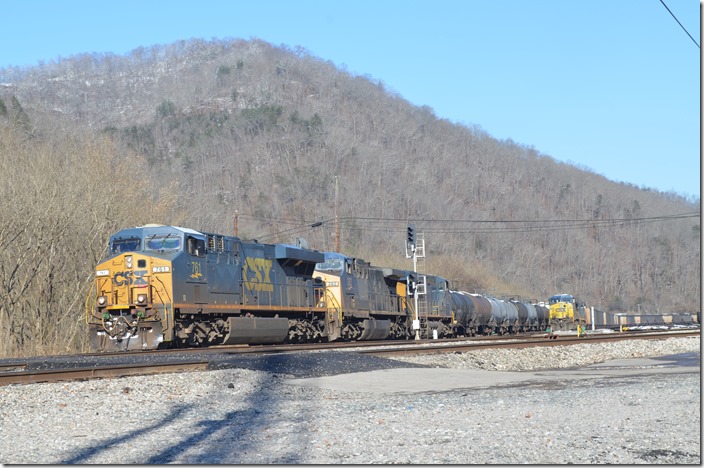 X692-10 heads to Russell with a new crew. CSX 761-262-3104 dp. Shelby KY. 12-11-2018.