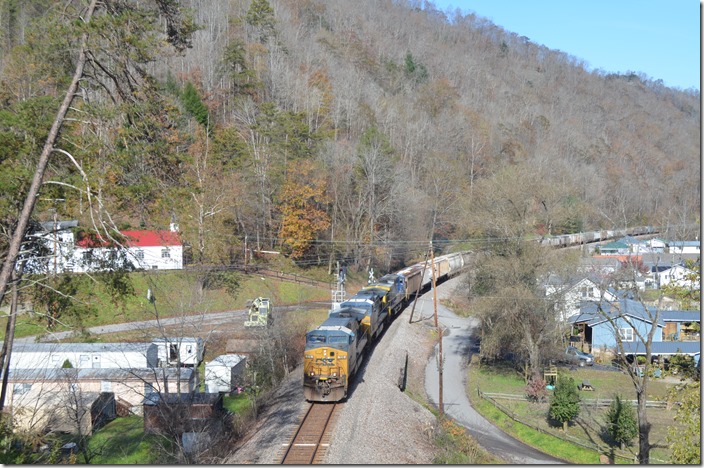 After a crew change, G691-14 rumbles east at Draffin KY on the way to Kingsport TN. CSX 106-5105-483.