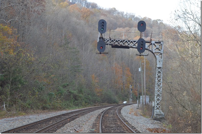 CSX Clear signal on #2 track at FO Cabin KY for a westbound leaving Shelby. 11-18-2018.