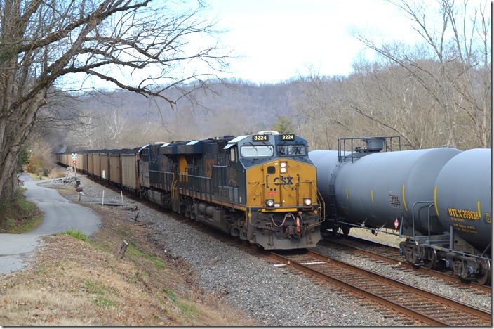 Soon N759-19 rolls into view behind CSX 3224-3054 with an e/b Duke Energy coal train. Wagner KY.