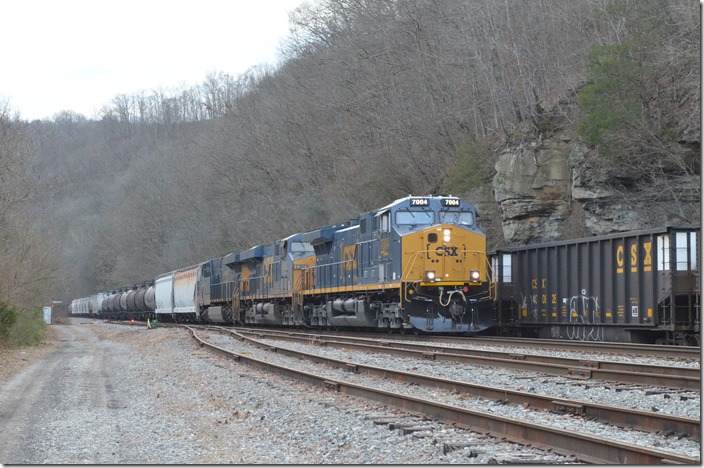 CSX 7004-5360-957 leads w/b Q691 at the EE Ivel with 36 cars. 7004 is a “CM44AC” which may be a rebuild of an earlier AC44. Ivel KY.