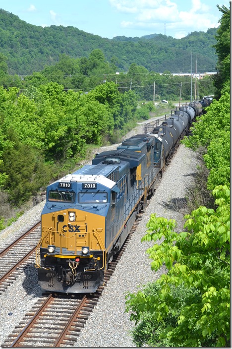 The next day, 05-24-2020, Q692-22 approaches Coal Run Junction behind CSX 7010-8368. Trees are taking over here. Coal Run Jct KY.