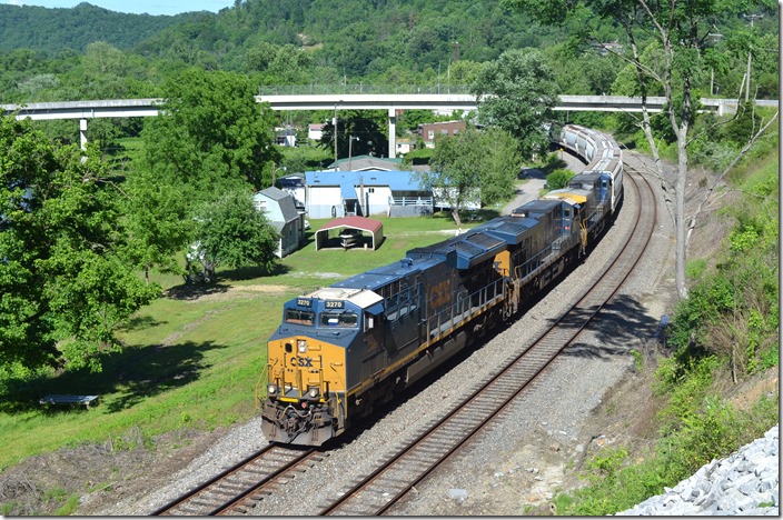 Q692-29 departs Shelby with 40/20, 6,198 ton, 3,675 feet behind CSX 3270-867-420 on 05-31-2020. Shelby KY.