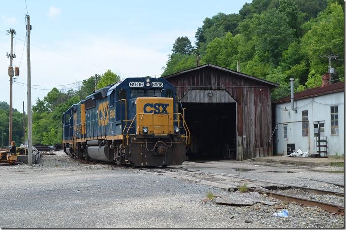 The old steam-era engine house is on right right. CSX 6906-2220 Paintsville.
