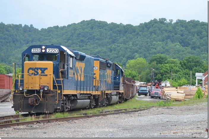 Untreated ties are being loaded into low side gons. Perhaps they will go to Goshen VA for treating. CSX 2220-6906 Paintsville.