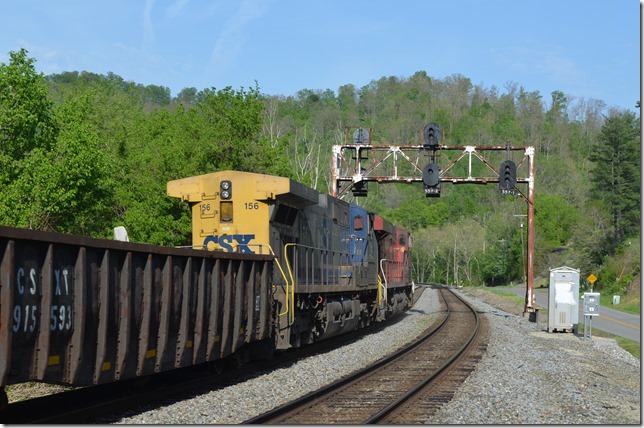 Plez looks at an approach block signal at Bobbs (Buskirk, Ky.) to meet Q696 at GC Cabin. View 2.