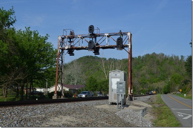 Q696 eastbound has CSX 956-986 and 103 cars. This is the only signal bridge on Big Sandy SD. 