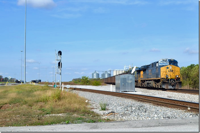 Back at the south end of Casky we heard a southbound coming. BTW the road channel is 160.37 and the dispatcher is on 160.98. CSX 7009-5243 rolls by with coal train N040 (Oaktown IN mine to Stokes FL). These used to be common trains in the Eastern Kentucky coal fields. Casky KY.