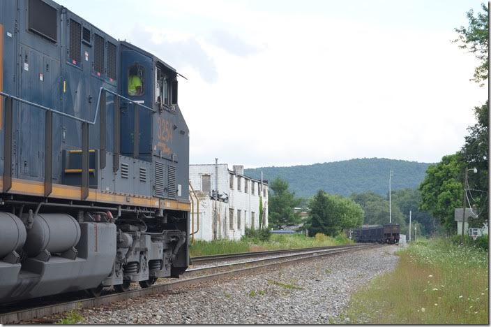 Pusher B236-27 has a “helper link” which enables him to detach on the fly. CSX 3254. Terra Alta WV.