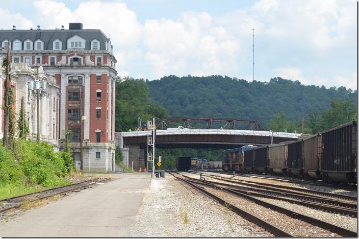 T051 heads into the yard. On the left is the old B&O station and hotel. The “beanery”, as I recall was in the ground level of the hotel. I think Bob Jackson’s office was also in the old hotel building. A new street bridge is under construction. CSX 719-720. Grafton WV.