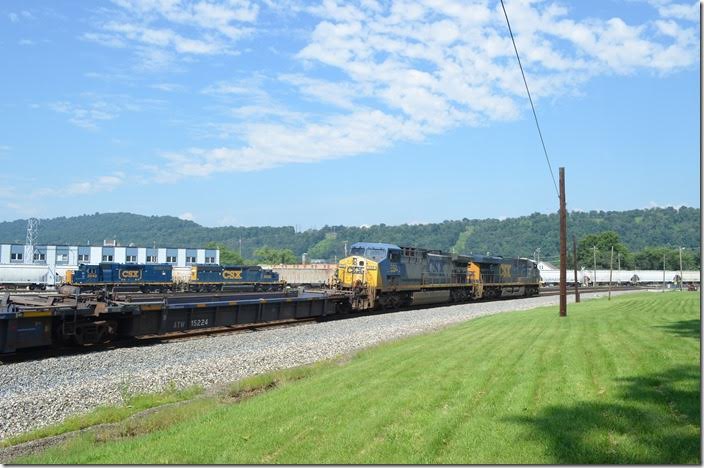 CSX 911-555 roll to a stop with Q135-16 at 10:24 AM. Cumberland MD.