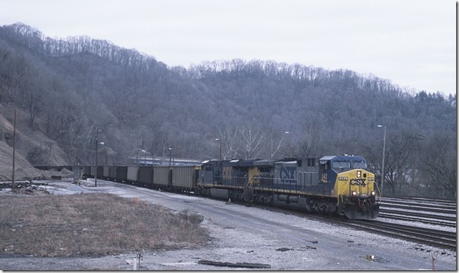 CSX E350-26 s/b with engines 542-780 arrives N. Hazard Yard from Ravenna with GALX empties. Hazard Tunnel is in the background. 