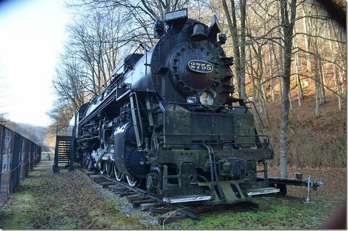 The engine is in good cosmetic shape. This is probably due to the chain link fence. C&O 2755. View 3.