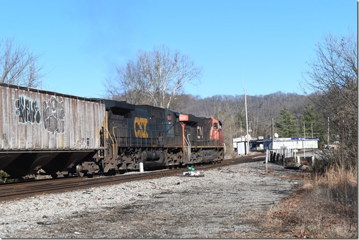 CSX 2415 CN 2225-83 B627 pulling into Shelby KY on the main line. 
