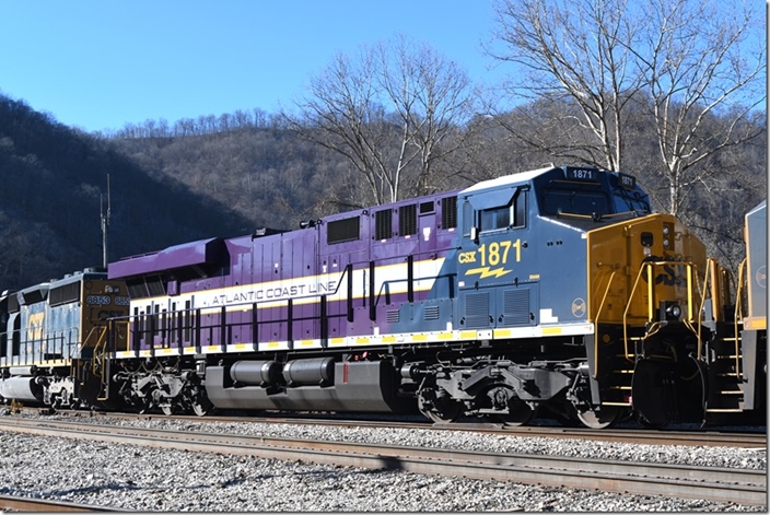 Shooting a front “wedge” roster shot isn’t the object on these “heritage” units. CSX 1871. Shelby KY.