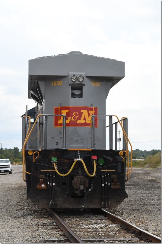Waycross did a nice job repainting these units. CSX 1850. L&N Heritage. Etowah TN.