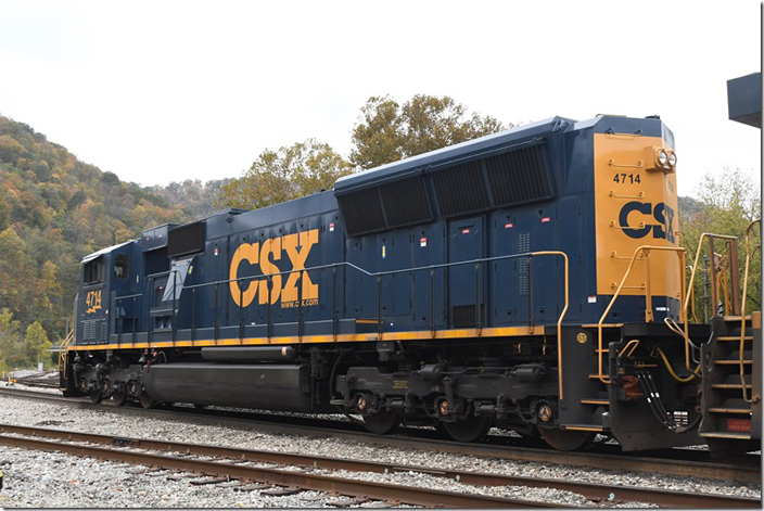 Note the enlarged radiator exhausts like the SD70ACe (which CSX got rid of). The group 4701-4775 were built 11-2003 to 03-2004. CSX 4714 SD70MAC. Shelby KY.