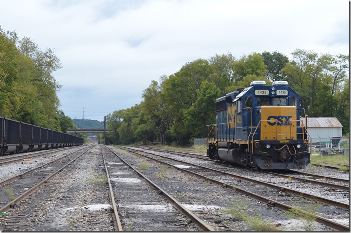 Former L&N Bessemer yard looking railroad north on the Birmingham Mineral SD. That is US 11 in the background. Blue Creek Jct. is behind me. We heard an air horn and took off looking for the source. From US 11, I saw an intermodal train going north on the Birmingham Terminal Ry. (formerly U. S. Steel’s Birmingham Southern). From the Davey Allison road crossing in Hueytown, we saw CSX 235-210. CSX 4435 Bessemer AL. View 2.