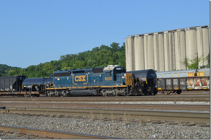 CSX Remote Control 8252 on one of the trim jobs that couples cars in the bowl yard and makes up trains in the departure yard. Queensgate Yard OH.