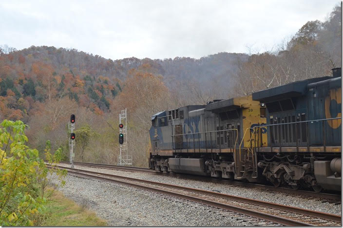 C842 gets a “medium clear” signal at Blackey. The Whitesburg Branch (old EK main line to Whitesburg and Neon) hasn’t seen any recent activity, but the Roxanna mine is to resume loading soon. Roxanna is now the end of line up the north fork of the Kentucky River. CSX 39-593. Blackey KY.