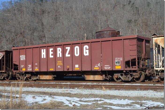 HZGX hopper 9275 was built 08-1989. It has a load limit of 190,500 lbs. and a volume of 2,430 cubic feet. Shelby KY.
