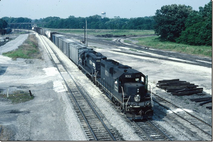 The s/b Cairo Local pulls in behind IC “GP11s” 8713-8709. IC Fulton KY.