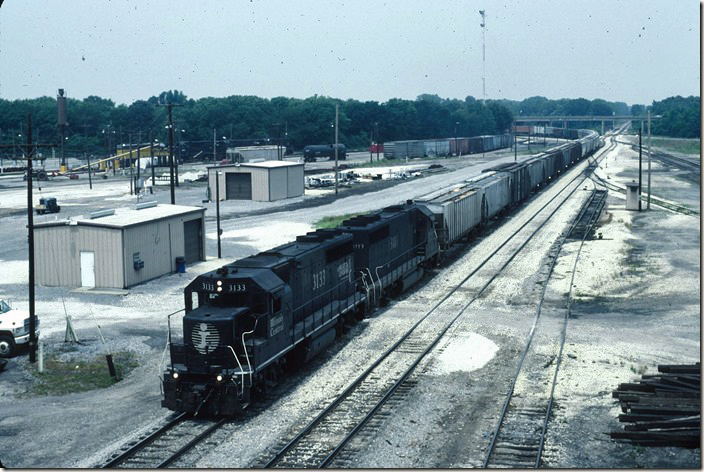 IC “GP40Rs” 3133-3113 roll in with s/b intermodal IO-03 (Chicago to New Orleans). There’s a big cut of grain on the front. Many of these rebuilt GP40s came from Rock Island. IC Fulton KY.