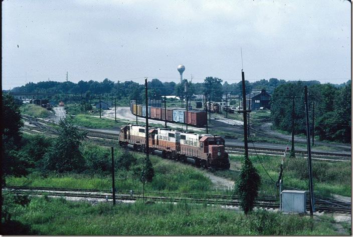 CR-5’s power heads to the south end of Fulton Yard. ICG Fulton 1986.