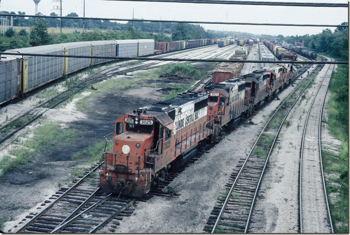 CR-5’s train is now on the left. LM-7 with 6 units now backs to his train. Phone cables are still a problem at both ends of the yard. ICG Fulton 1986.
