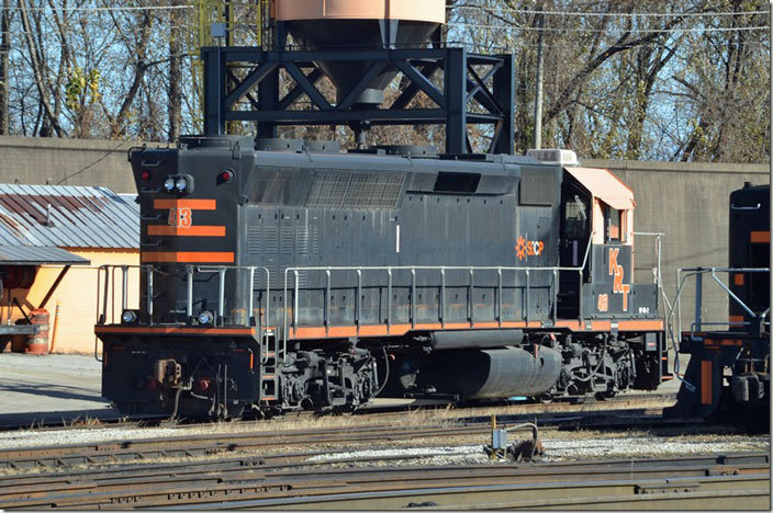 KRT 413 began life as C&O GP40 4096 in 12-1971. It became CSX 6851. Virginia Railway Express rebuilt it as “GP40-2” V23. KRT numbered their engines for the date they were acquired, so we can presume the acquired this engine in April 2013. Ceredo WV.