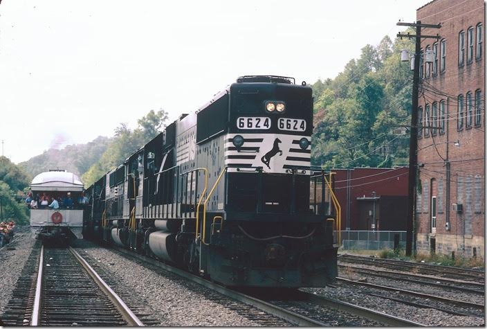 NS 6624-6561-6614-6600 roll on their trackage toward Andover Yard. 