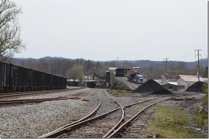 Four Rivers Coal is a small operation that caters to industrial customers. Their outlet tracks have a capacity of 10 + 10. Four Rivers Coal tipple Middlesboro KY.