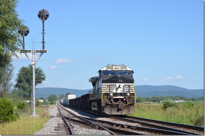 The dispatcher revealed that 815 would meet 956 coming south from Shenandoah. As 900s are work trains of some sort, I didn’t know what to expect...maybe a GP38-2 with an air dump! 